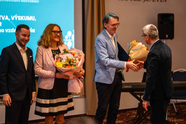 odovzdanie ceny MŠVVM za rozvoj celozivotneho vzdelavania